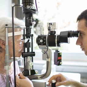 Augenuntersuchung beim Augenarzt mit moderner Spaltlampe zur Kontrolle der Sehgesundheit.